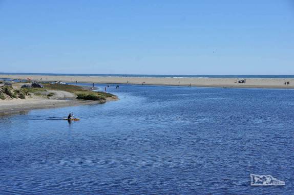 Pessoas aproveitam o domingo de sol para passar o dia no Parque Nacional Chiloé, na costa oeste da ilha, no sul do Chile